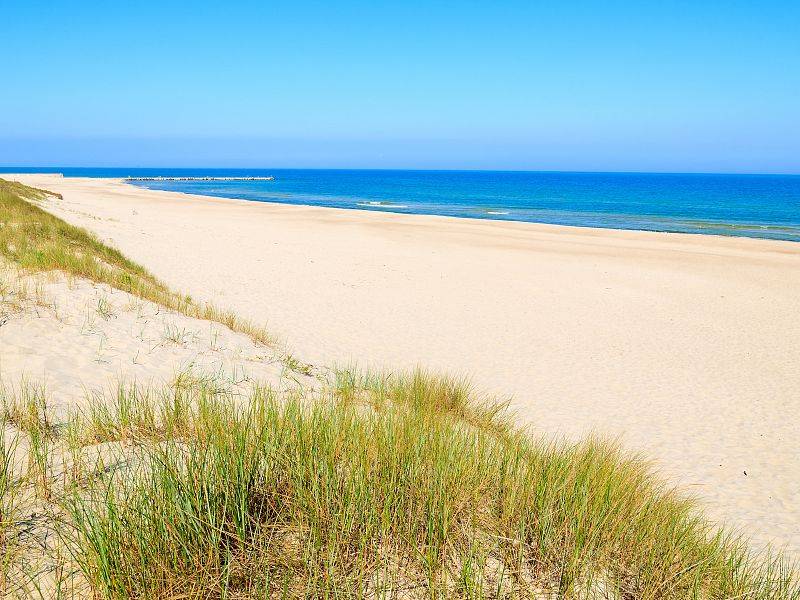 Piaszczyste szerokie plaże w okolicach Łeby