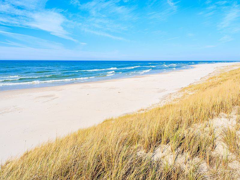 Piaszczyste szerokie plaże w okolicach Łeby